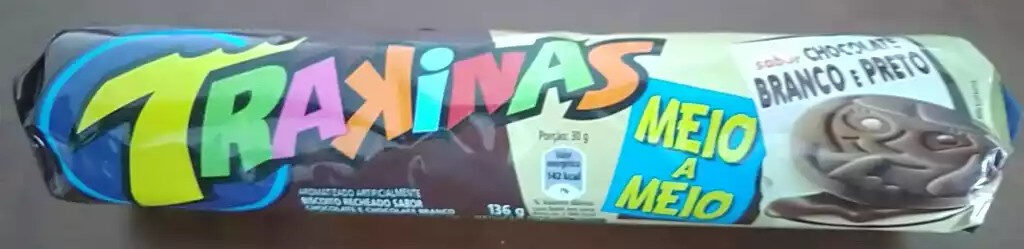 Biscoito recheado sabor chocolate e chocolate branco Trakinas